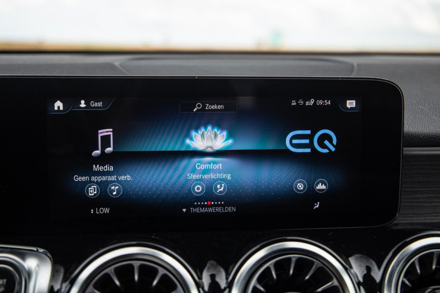 Mercedes-Benz EQB 300 4MATIC Luxury Line CARPLAY / CAMERA / SFEERVERLICHTING / LEER / STOELVERWARMING