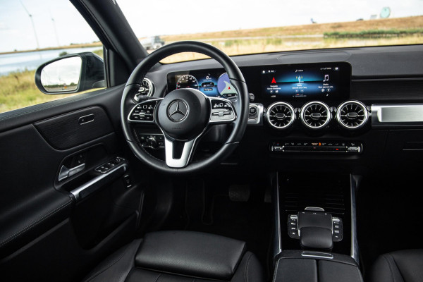 Mercedes-Benz EQB 300 4MATIC Luxury Line CARPLAY / CAMERA / SFEERVERLICHTING / LEER / STOELVERWARMING