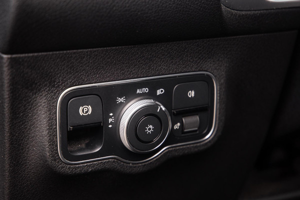 Mercedes-Benz EQB 300 4MATIC Luxury Line CARPLAY / CAMERA / SFEERVERLICHTING / LEER / STOELVERWARMING