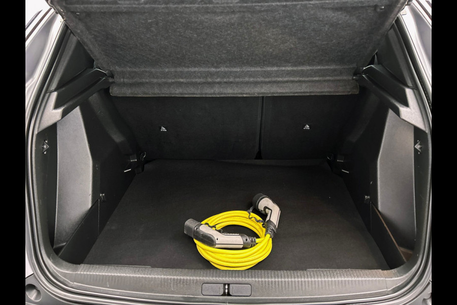 Peugeot e-2008 EV Allure Pack 50 kWh | SOH 90% | Origineel NL | Carplay | 1/2 Leder |Camera |
