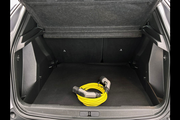 Peugeot e-2008 EV Allure Pack 50 kWh | SOH 90% | Origineel NL | Carplay | 1/2 Leder |Camera |