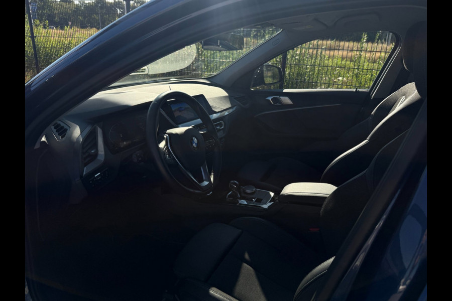 BMW 1-serie 118i High Executive | Camera | PDC | Carplay | Cruise Control |