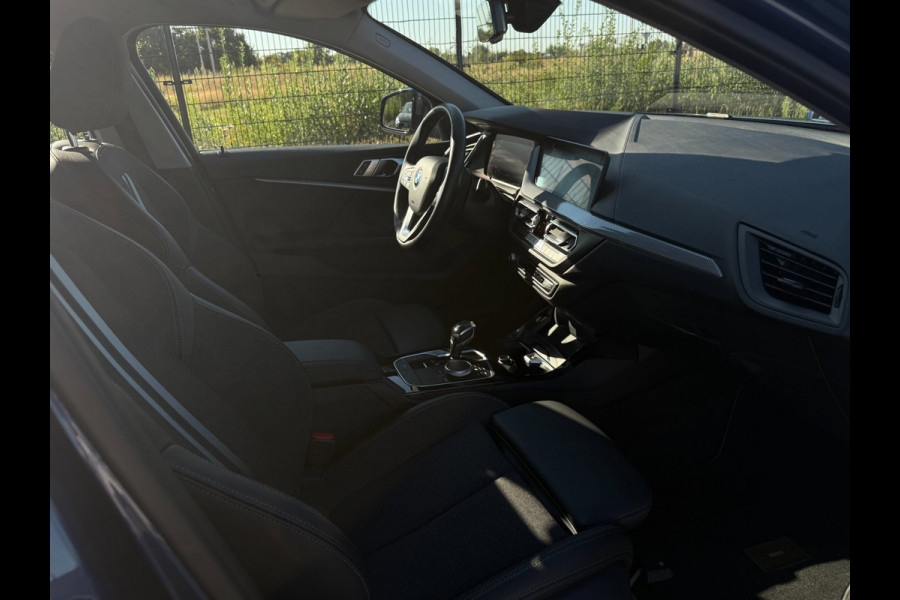 BMW 1-serie 118i High Executive | Camera | PDC | Carplay | Cruise Control |