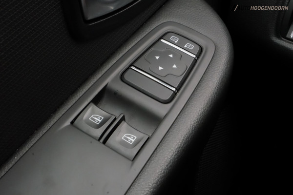 Renault Clio 0.9 TCe Limited Sport (NAVIGATIE,PARKEERSENSOREN,CRUISE,BASS REFLEX SOUNDSYSTEM,SPORTSTOELEN,LM-VELGEN,NIEUWE APK)
