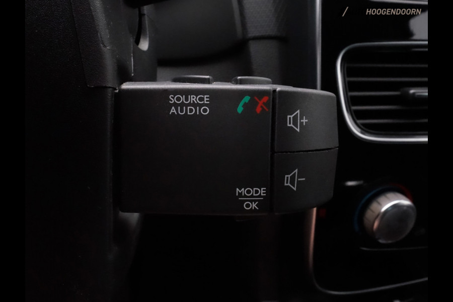 Renault Clio 0.9 TCe Limited Sport (NAVIGATIE,PARKEERSENSOREN,CRUISE,BASS REFLEX SOUNDSYSTEM,SPORTSTOELEN,LM-VELGEN,NIEUWE APK)