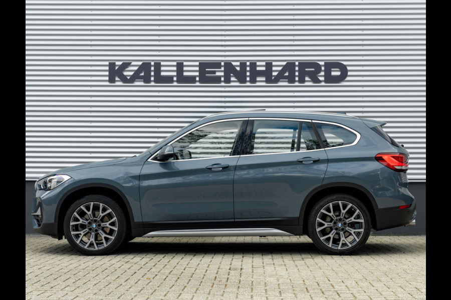 BMW X1 sDrive20i xLine - Pano - Trekhaak - Head-Up - Camera