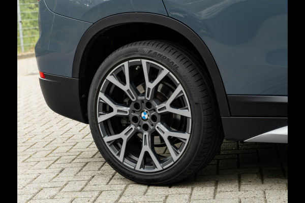 BMW X1 sDrive20i xLine - Pano - Trekhaak - Head-Up - Camera