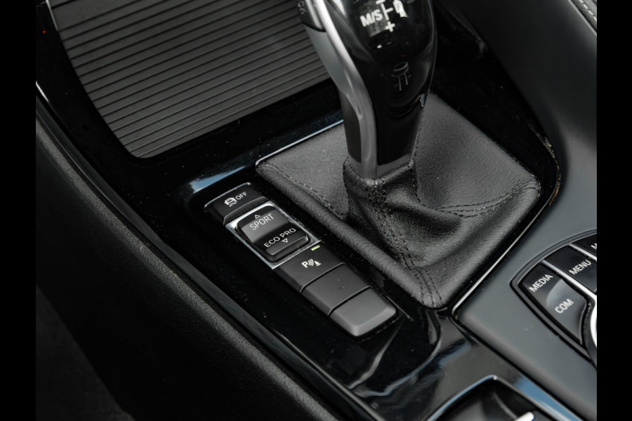 BMW X1 sDrive20i xLine - Pano - Trekhaak - Head-Up - Camera