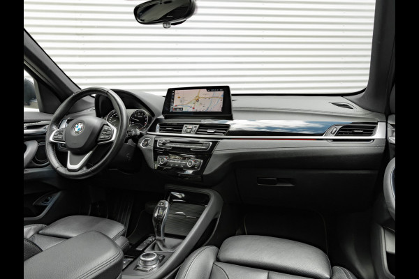 BMW X1 sDrive20i xLine - Pano - Trekhaak - Head-Up - Camera