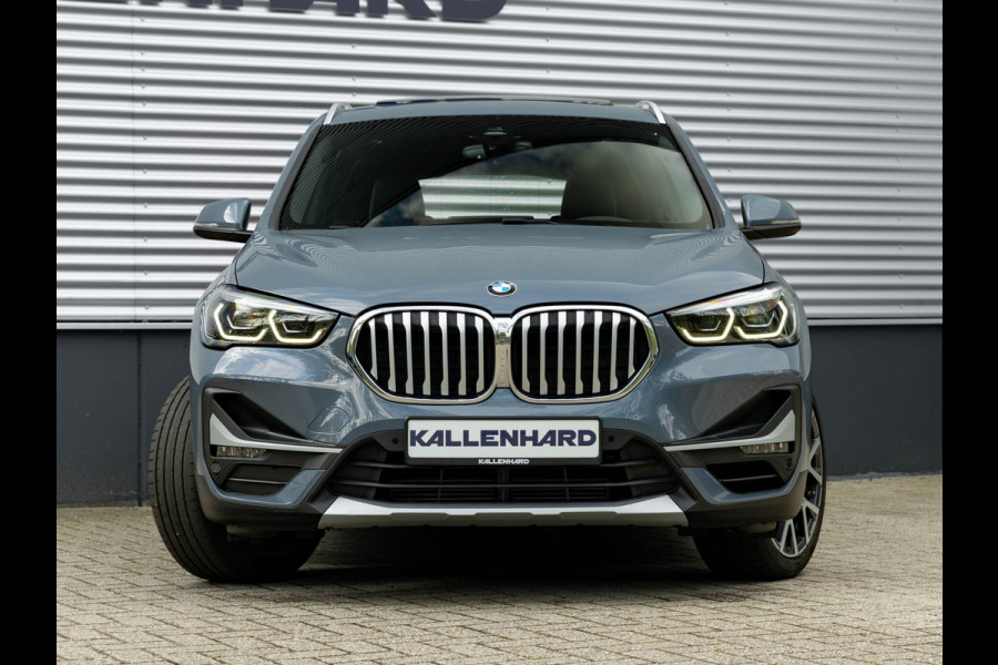 BMW X1 sDrive20i xLine - Pano - Trekhaak - Head-Up - Camera