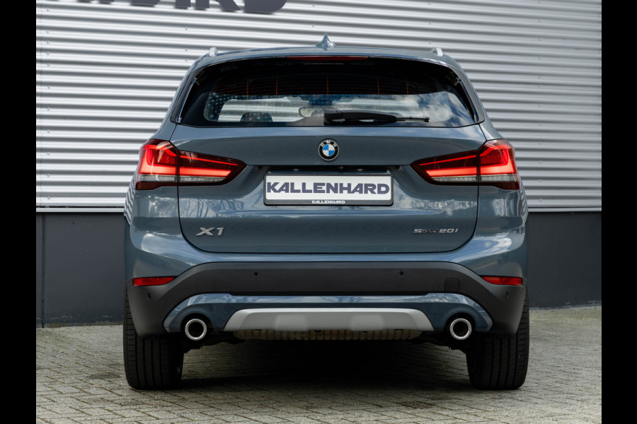 BMW X1 sDrive20i xLine - Pano - Trekhaak - Head-Up - Camera