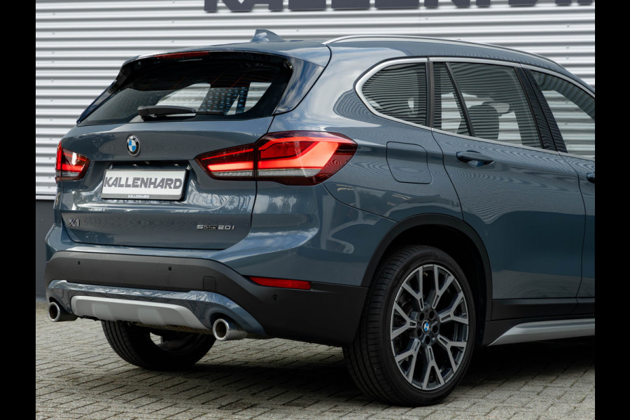BMW X1 sDrive20i xLine - Pano - Trekhaak - Head-Up - Camera