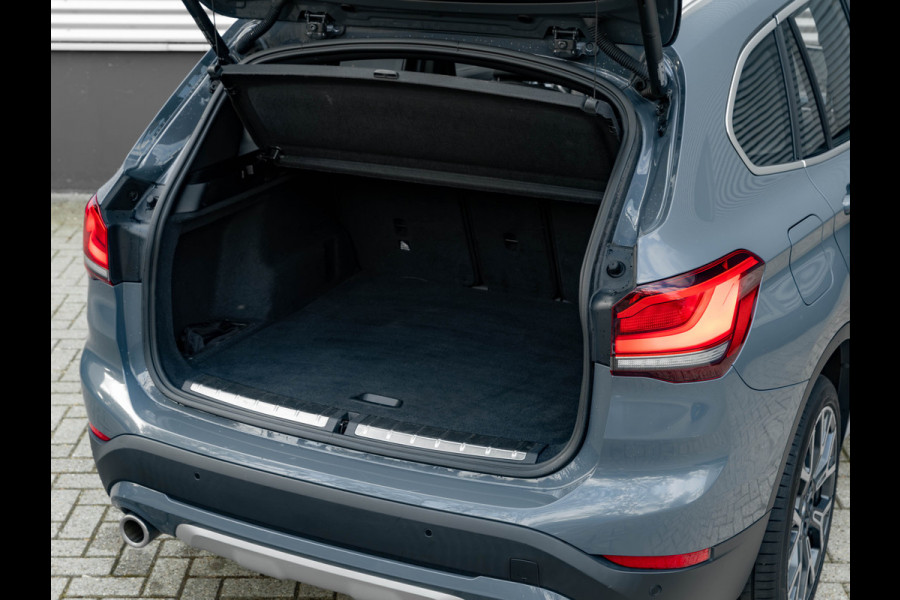 BMW X1 sDrive20i xLine - Pano - Trekhaak - Head-Up - Camera