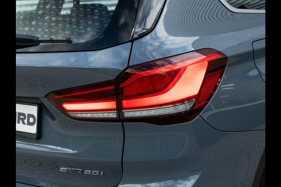 BMW X1 sDrive20i xLine - Pano - Trekhaak - Head-Up - Camera