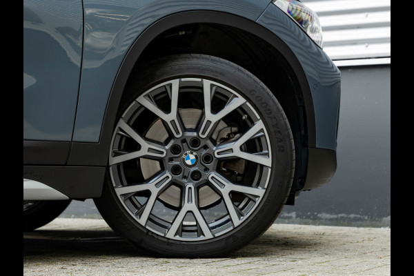 BMW X1 sDrive20i xLine - Pano - Trekhaak - Head-Up - Camera