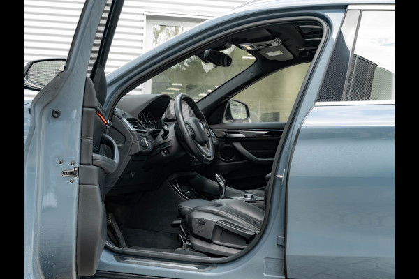 BMW X1 sDrive20i xLine - Pano - Trekhaak - Head-Up - Camera