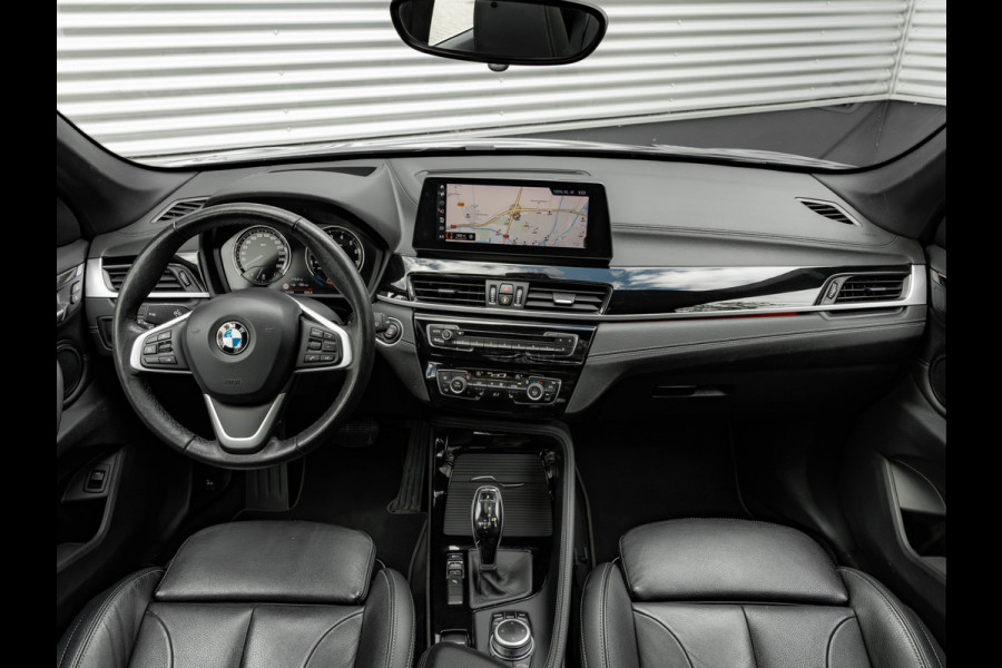 BMW X1 sDrive20i xLine - Pano - Trekhaak - Head-Up - Camera