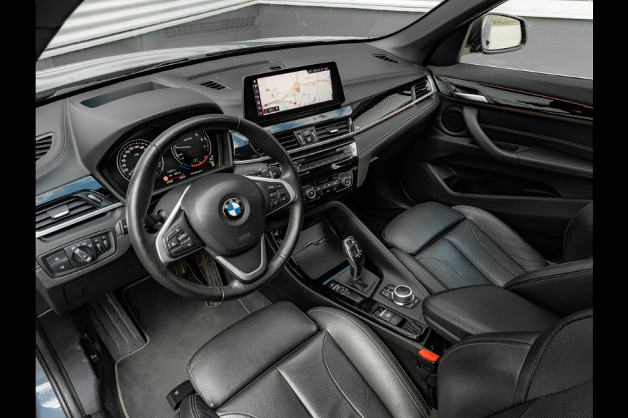 BMW X1 sDrive20i xLine - Pano - Trekhaak - Head-Up - Camera