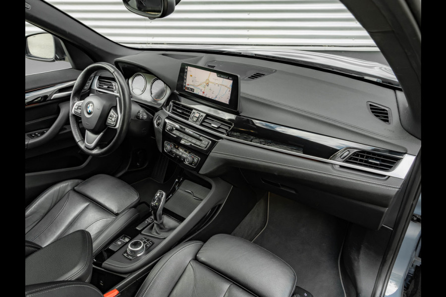 BMW X1 sDrive20i xLine - Pano - Trekhaak - Head-Up - Camera