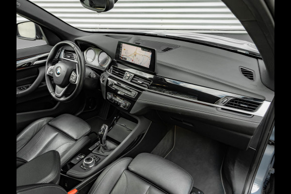 BMW X1 sDrive20i xLine - Pano - Trekhaak - Head-Up - Camera