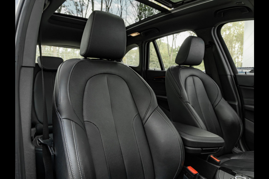 BMW X1 sDrive20i xLine - Pano - Trekhaak - Head-Up - Camera