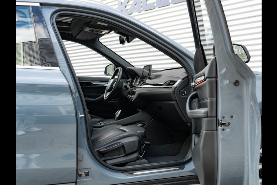 BMW X1 sDrive20i xLine - Pano - Trekhaak - Head-Up - Camera