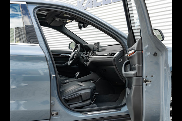 BMW X1 sDrive20i xLine - Pano - Trekhaak - Head-Up - Camera
