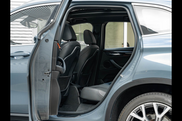 BMW X1 sDrive20i xLine - Pano - Trekhaak - Head-Up - Camera