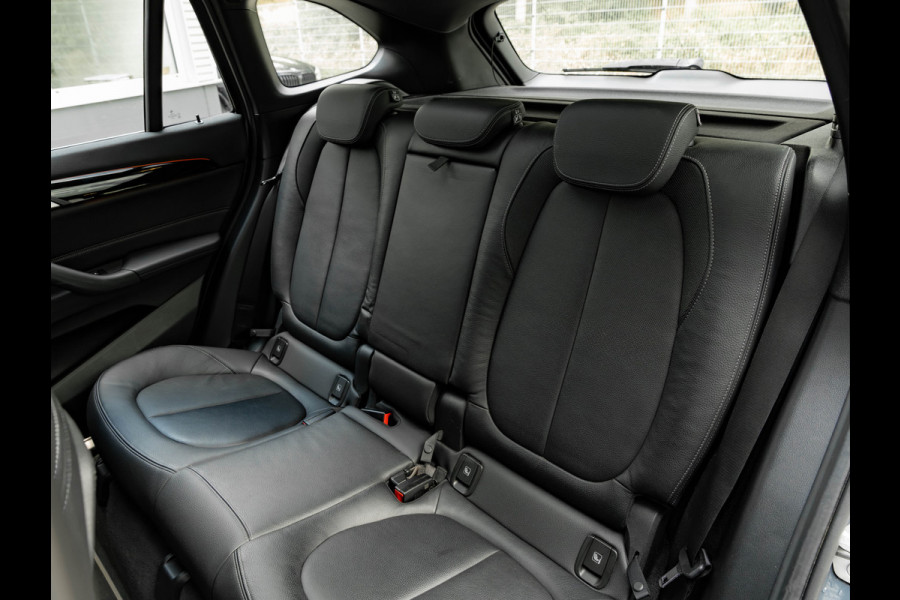 BMW X1 sDrive20i xLine - Pano - Trekhaak - Head-Up - Camera