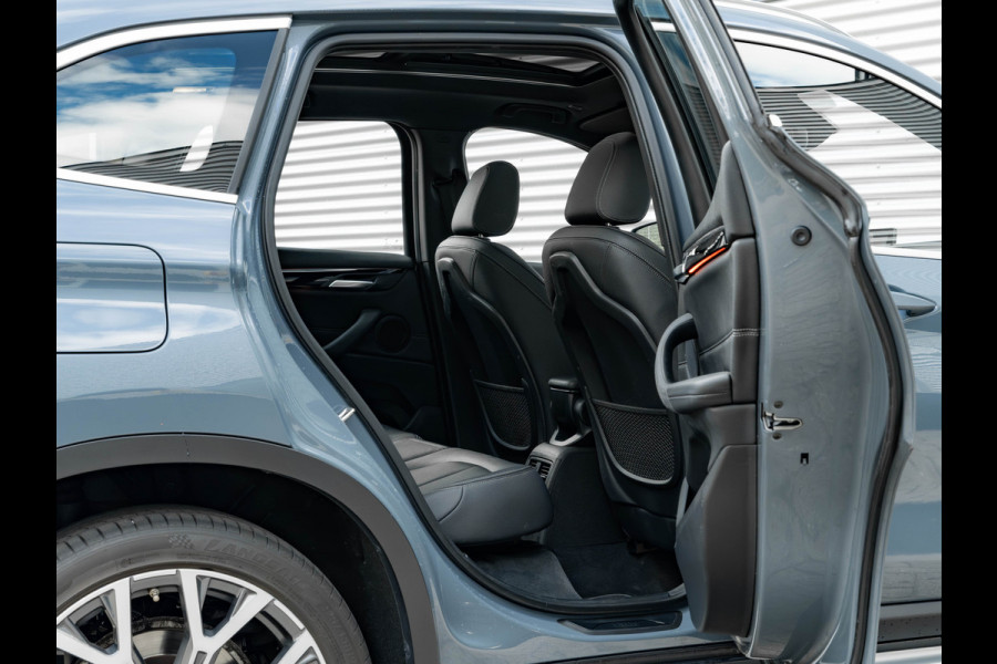 BMW X1 sDrive20i xLine - Pano - Trekhaak - Head-Up - Camera