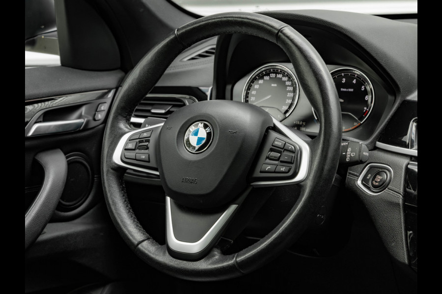 BMW X1 sDrive20i xLine - Pano - Trekhaak - Head-Up - Camera