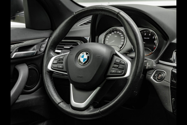 BMW X1 sDrive20i xLine - Pano - Trekhaak - Head-Up - Camera