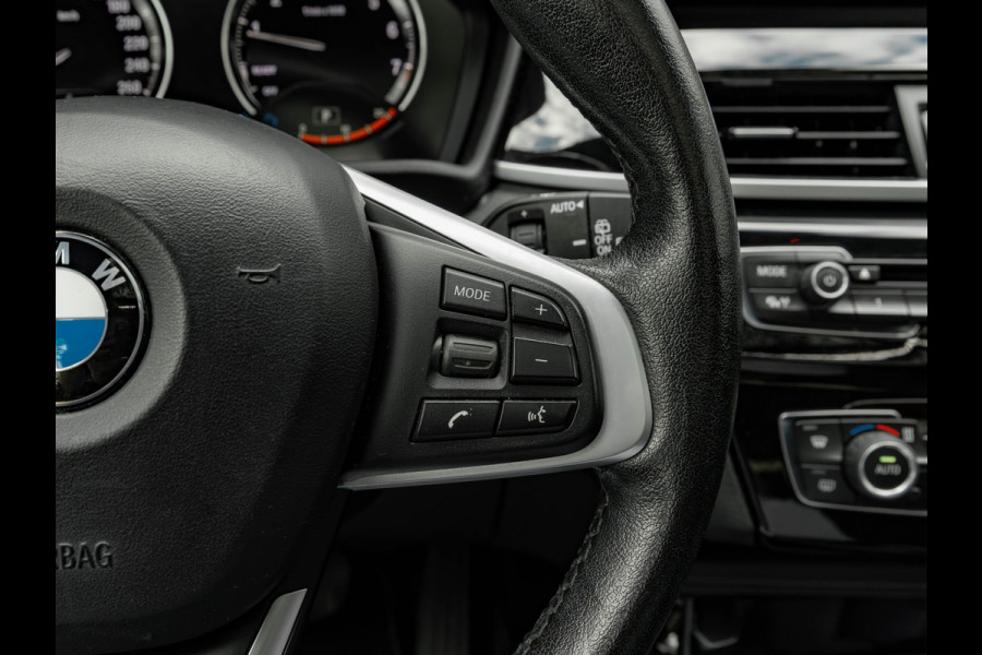 BMW X1 sDrive20i xLine - Pano - Trekhaak - Head-Up - Camera