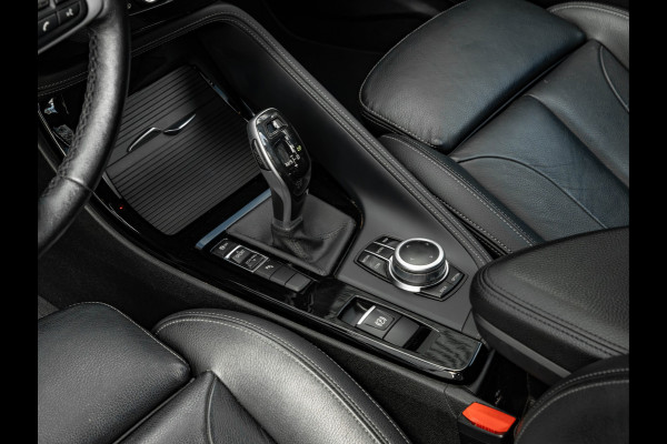 BMW X1 sDrive20i xLine - Pano - Trekhaak - Head-Up - Camera