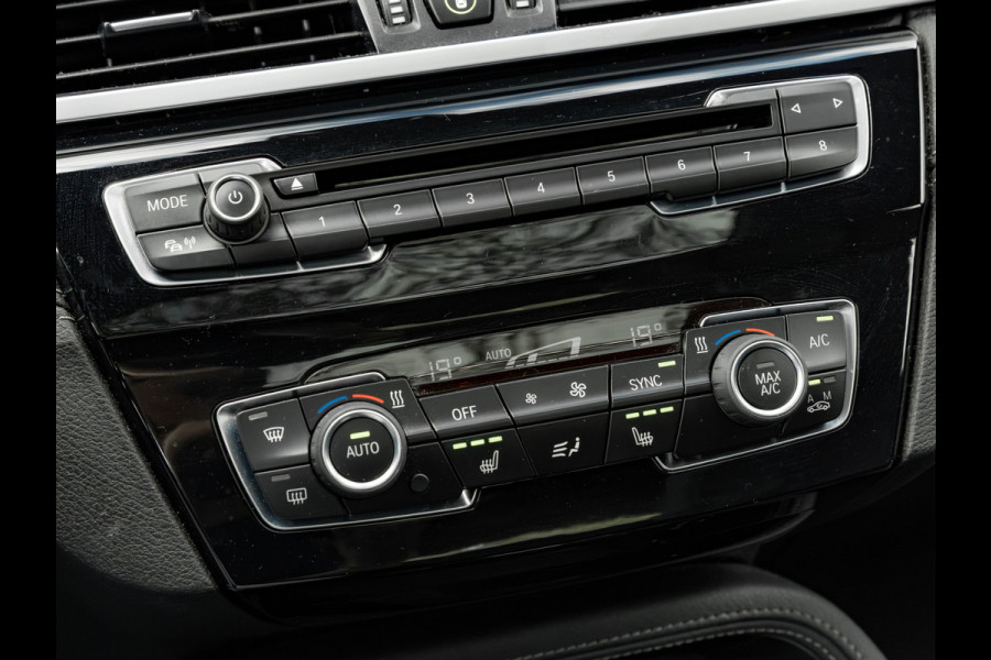 BMW X1 sDrive20i xLine - Pano - Trekhaak - Head-Up - Camera