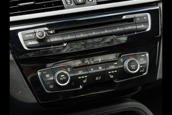 BMW X1 sDrive20i xLine - Pano - Trekhaak - Head-Up - Camera