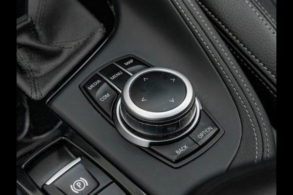 BMW X1 sDrive20i xLine - Pano - Trekhaak - Head-Up - Camera