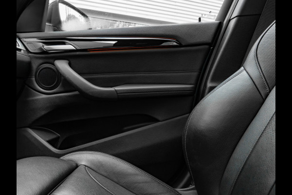 BMW X1 sDrive20i xLine - Pano - Trekhaak - Head-Up - Camera