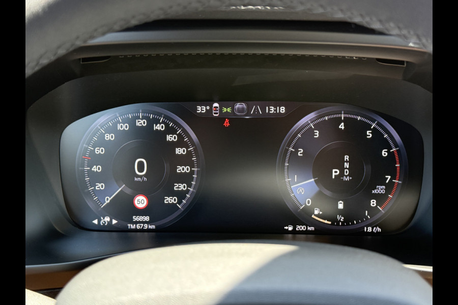 Volvo XC40 2.0 B4 R-Design | Pilot Assist | Bliss | Camera | CarPlay | 18 inch