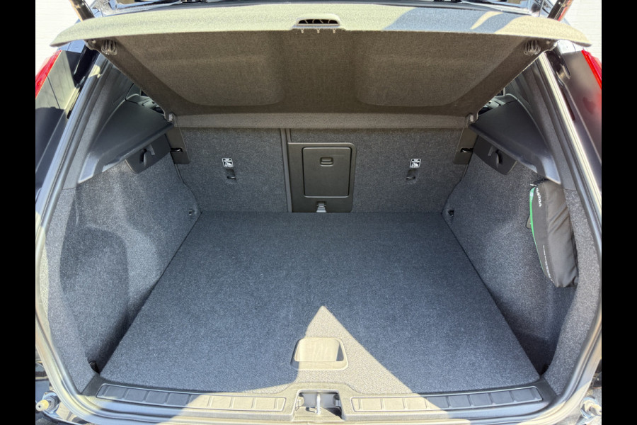 Volvo XC40 2.0 B4 R-Design | Pilot Assist | Bliss | Camera | CarPlay | 18 inch