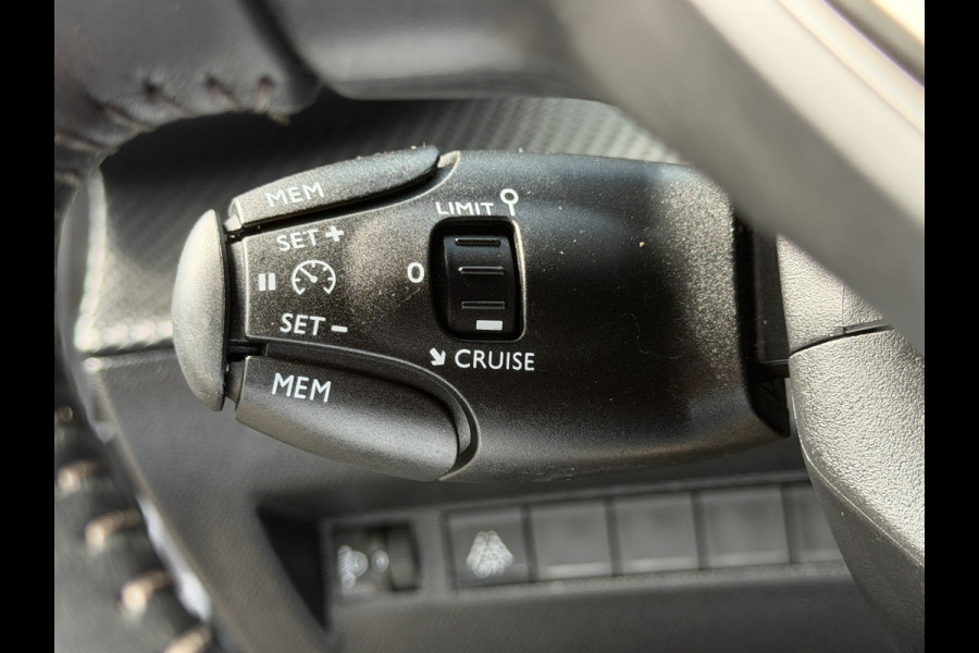Peugeot e-2008 BWJ 10-2021 | SOH 88,1% EV 136PK Allure 50 kWh | CLIMA | CARPLAY | LEDER/STOF | PDC | STOELVERW | 17'' LMV |