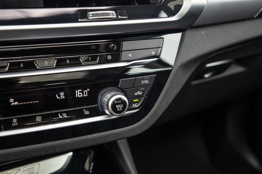 BMW X3 xDrive30e Executive BLACK LINE / PANORAMA DAK / CARPLAY / LEER / STOELVERWARMING / CAMERA