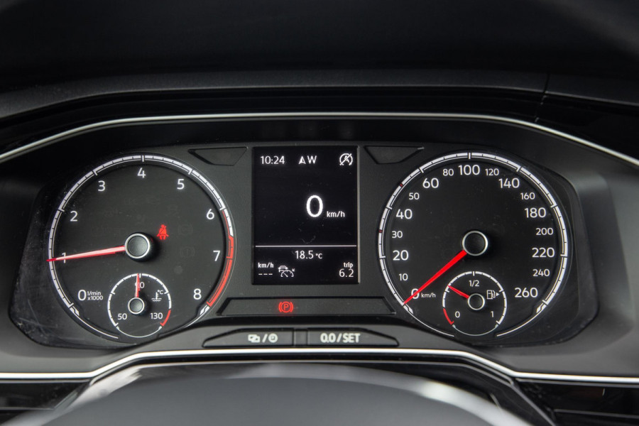 Volkswagen Polo 1.0 TSI Highline R-LINE / CARPLAY / NAVI / ZWART / 5 DEURS
