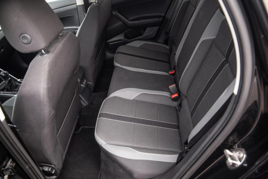 Volkswagen Polo 1.0 TSI Highline R-LINE / CARPLAY / NAVI / ZWART / 5 DEURS