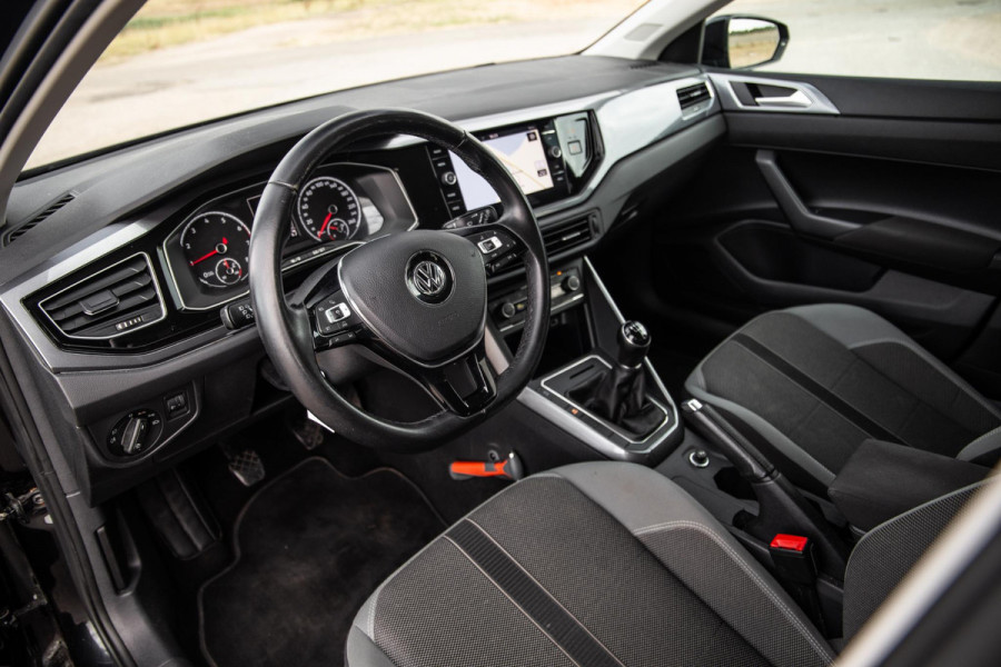 Volkswagen Polo 1.0 TSI Highline R-LINE / CARPLAY / NAVI / ZWART / 5 DEURS