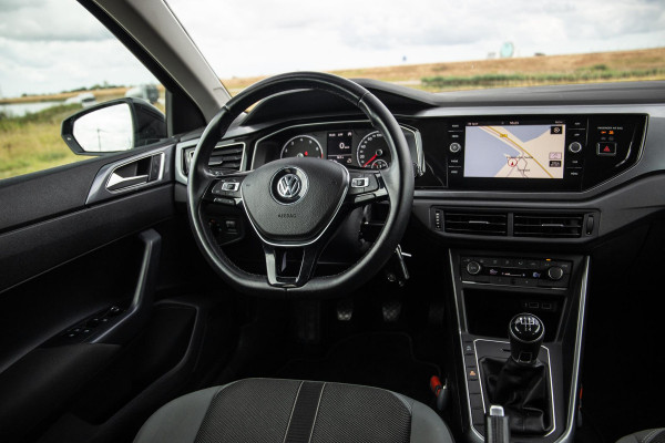 Volkswagen Polo 1.0 TSI Highline R-LINE / CARPLAY / NAVI / ZWART / 5 DEURS