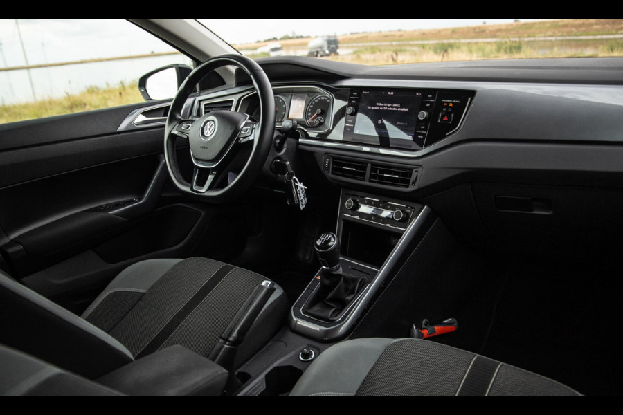 Volkswagen Polo 1.0 TSI Highline R-LINE / CARPLAY / NAVI / ZWART / 5 DEURS