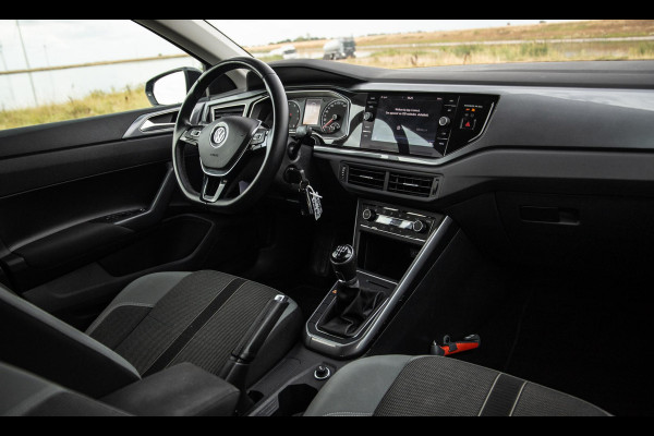 Volkswagen Polo 1.0 TSI Highline R-LINE / CARPLAY / NAVI / ZWART / 5 DEURS