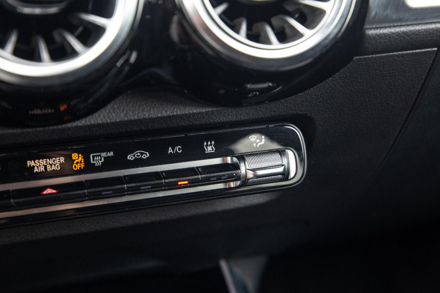 Mercedes-Benz EQB 300 4MATIC Luxury Line CARPLAY / CAMERA / SFEERVERLICHTING / LEER / STOELVERWARMING