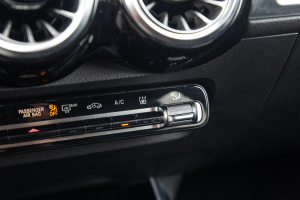 Mercedes-Benz EQB 300 4MATIC Luxury Line CARPLAY / CAMERA / SFEERVERLICHTING / LEER / STOELVERWARMING